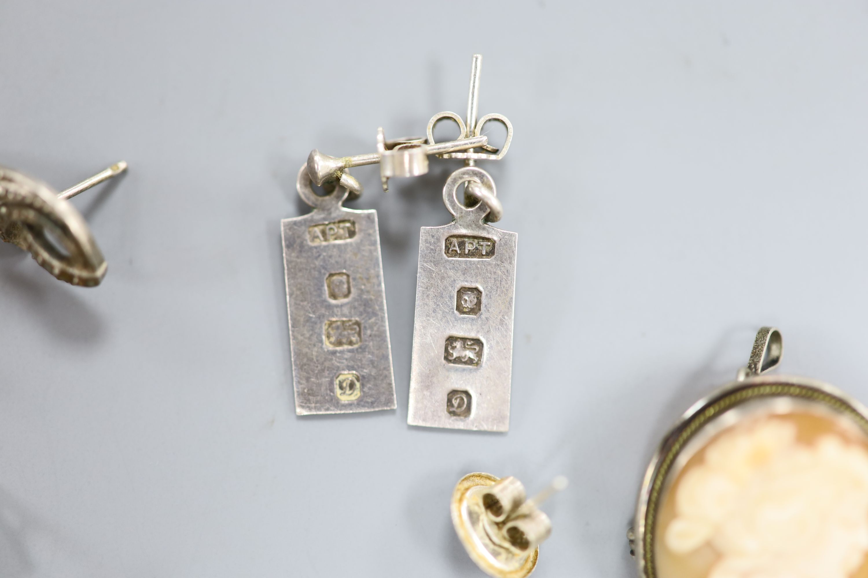 Assorted jewellery including a paste set starburst brooch.